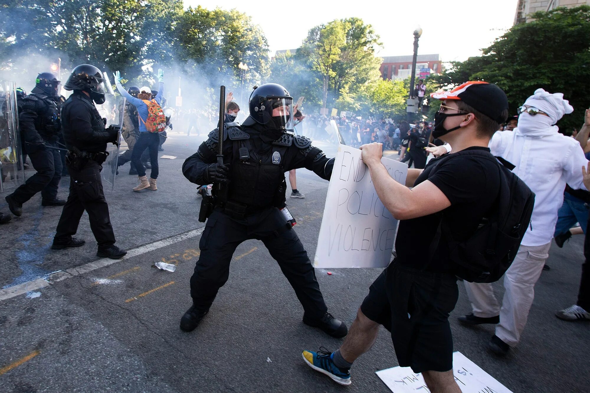 Массовые беспорядки в США 2020. США Riot Police. Слезоточивый ГАЗ USA Police. Протесты в США 2020.