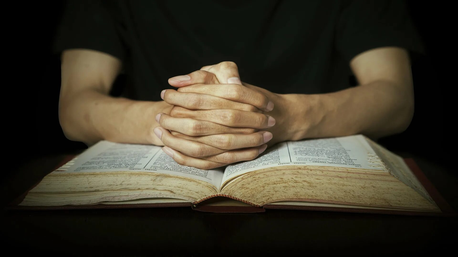Человек с Библией. Человек молится с Библией. Человек с Библией в руках. Мужчина с Библией.