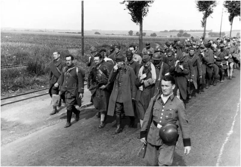 Французы это немцы. Французские пленные 1940. Французские солдаты сдаются в плен 1940. Франция виши 1940. Немецкие солдаты во Франции 1940.