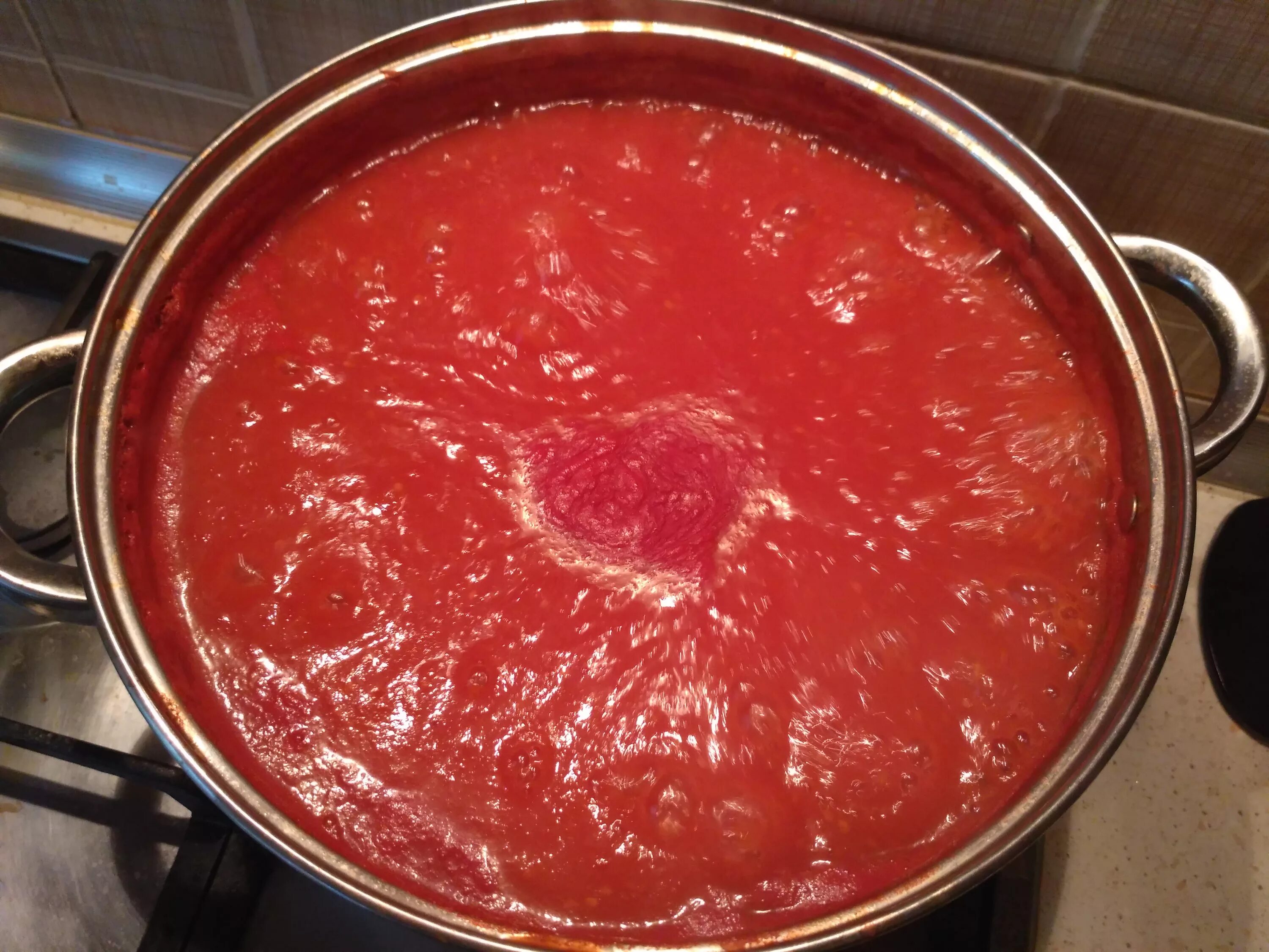 Приготовить домашнюю томатную пасту на зиму. Пассерование томатного пюре. Томатная паста. Варка томатной пасты. Томат из помидор.