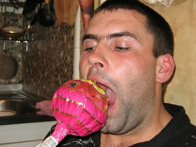 парень и чупа чупс. конфеты для мужчин. мужчина с чупа чупсом. большой леденец чупа чупс. парень облизывается.