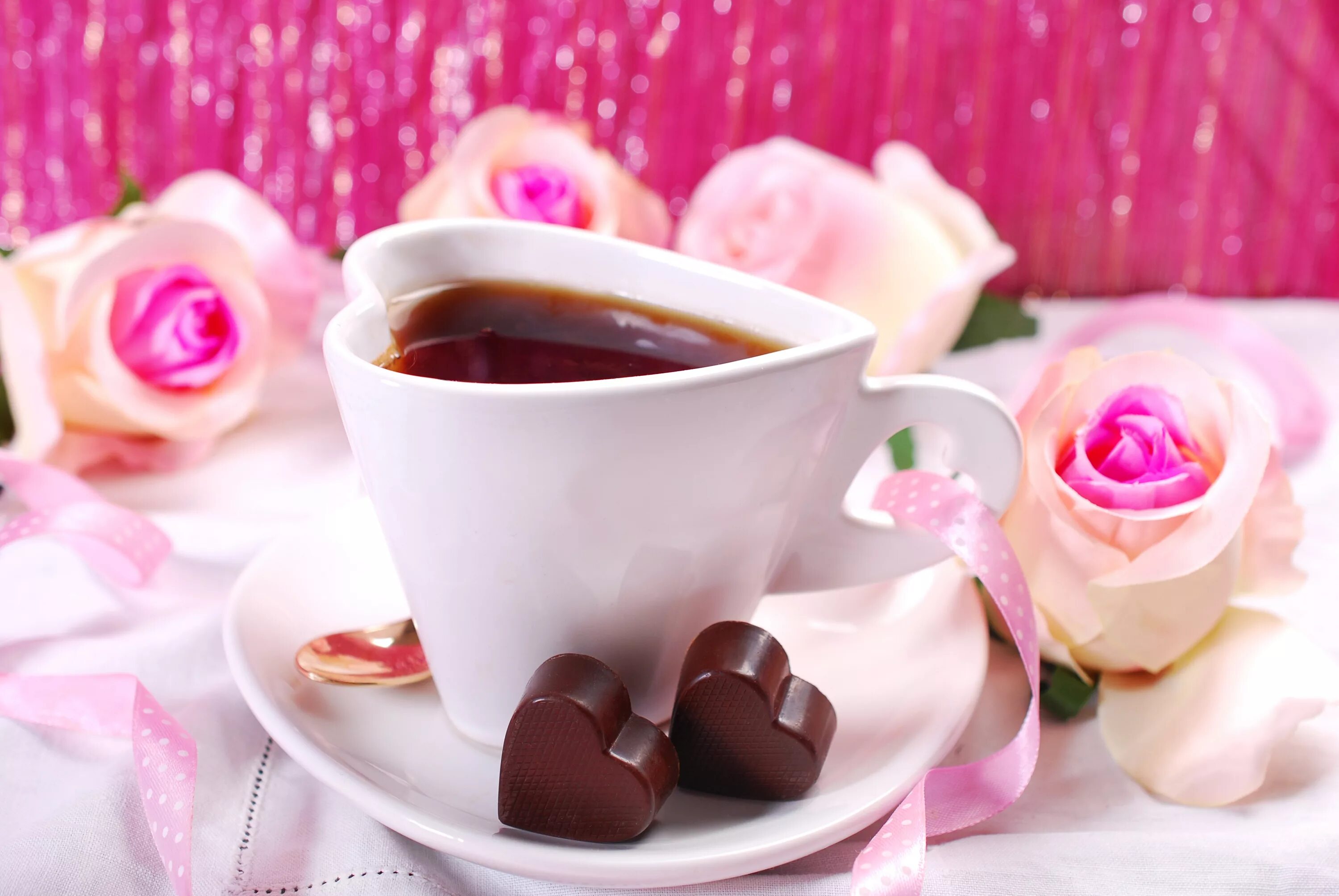 Хорошего дня любимой жене. Кофе и цветы. Кофе и розы с добрым утром. Кофе с цветами.