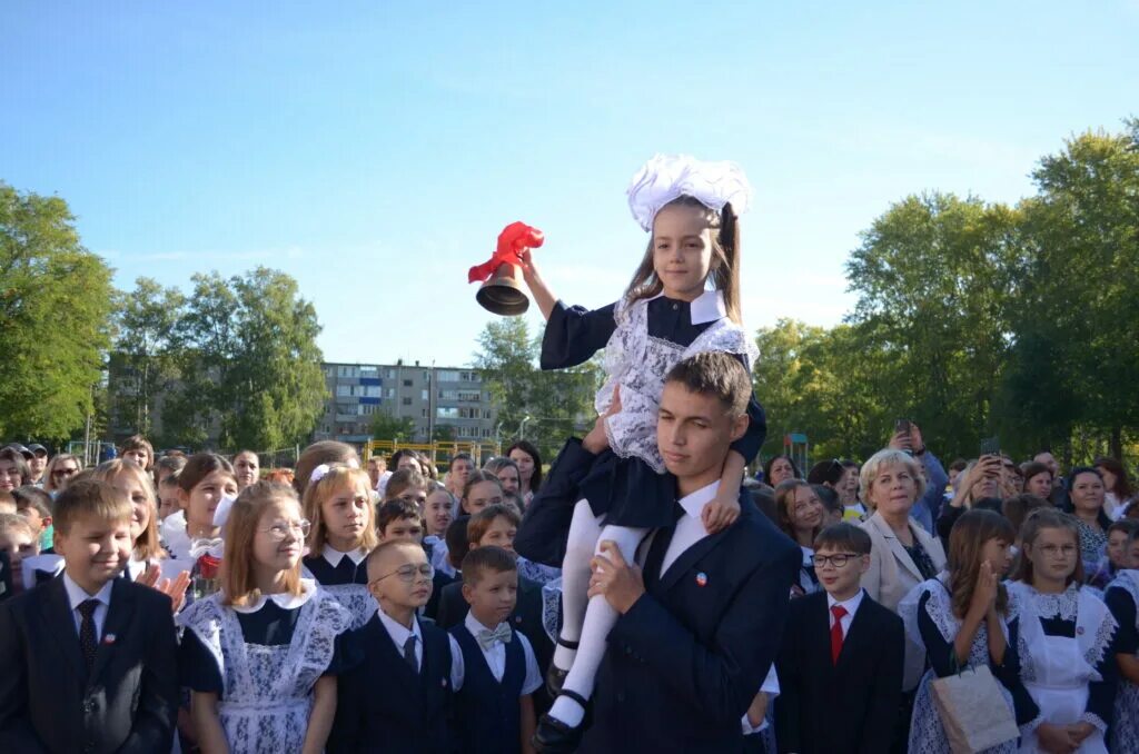 1 Сентября первый звонок. Картинки первый звонок линейка. Звонок первоклассницы в 10 школе город Чебаркуль. Звонок первокласницы в 6 школе г Чебаркуль.