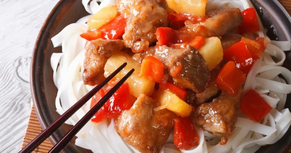 Sweet and sour pork. Свинина в соусе с ананасами рецепт. Свинина в кисло-сладком соусе с ананасами. Свинина в кисло-сладком соусе с ананасами. Курица с ананасами на сковороде.