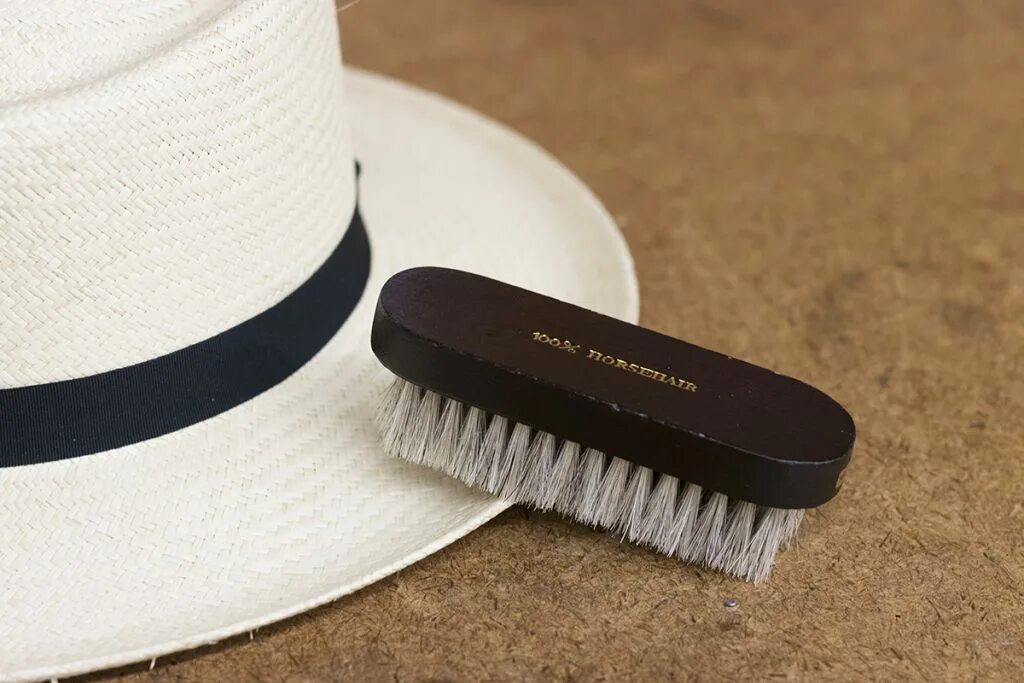 Надо чистить шляпки. Шляпа на полу. Химчистка шляп. Как почистить шляпу. Фетровая шляпа чистка.