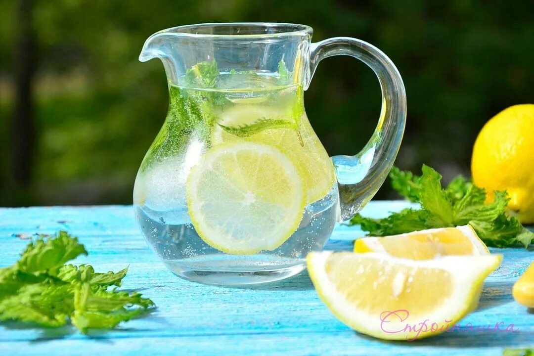 Лимон на литр воды. Вода с лимоном. Стакан воды с лимоном. Водичка с лимоном. Кувшин с водой и лимоном.