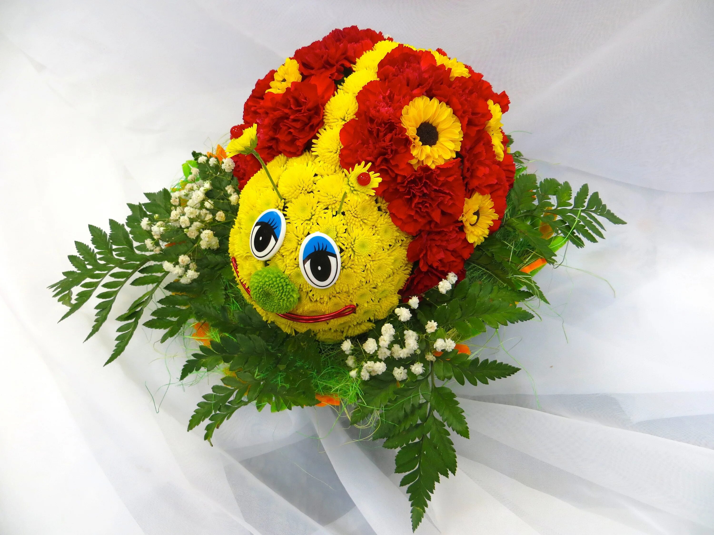 Игрушки из цветов. Композиция из бумажных цветов. Композиция из цветов в детский сад. Игрушки из цветов живых. Игрушки из цветов.