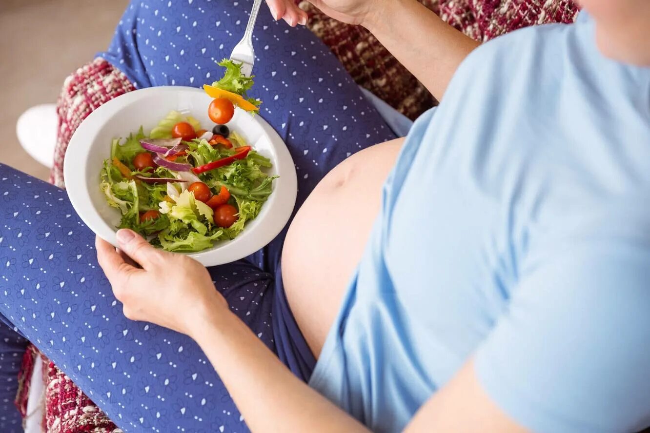 Что пить при токсикозе. Питание для беременных. Еда для беременной. Еда для беременных женщина. Питание дня беременной.