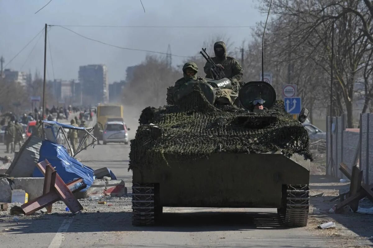 Российские войска в Мариуполе. Мариуполь войска РФ танк.