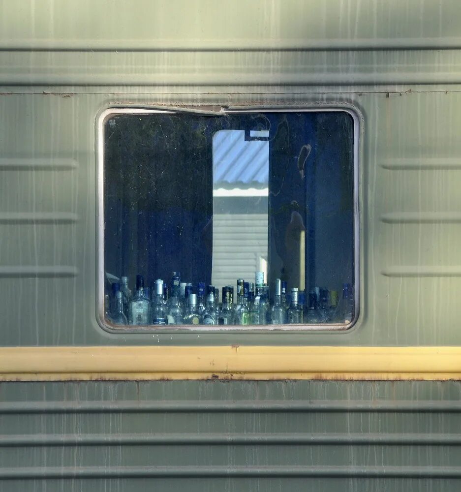 окно поезда снаружи. вид из окна поезда. вагон купе твз 61-4170. окно вагона. окно поезда.