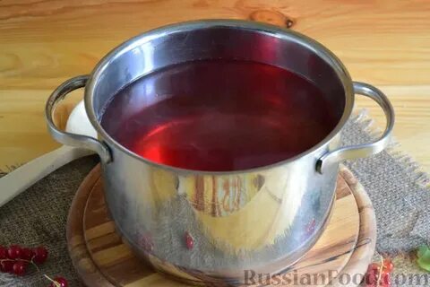Компот из смородины в кастрюле