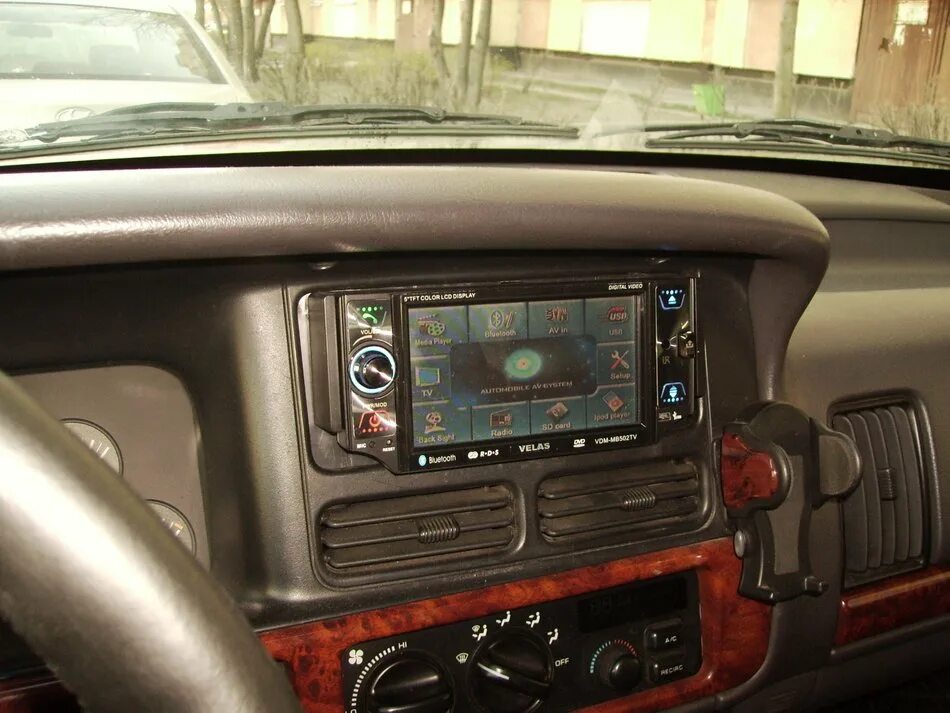 Grand cherokee wk2 магнитола. Джип чероки магнитола. Магнитола jeep wj. Штатная магнитола grand cherokee zj. Джип чероки магнитола.