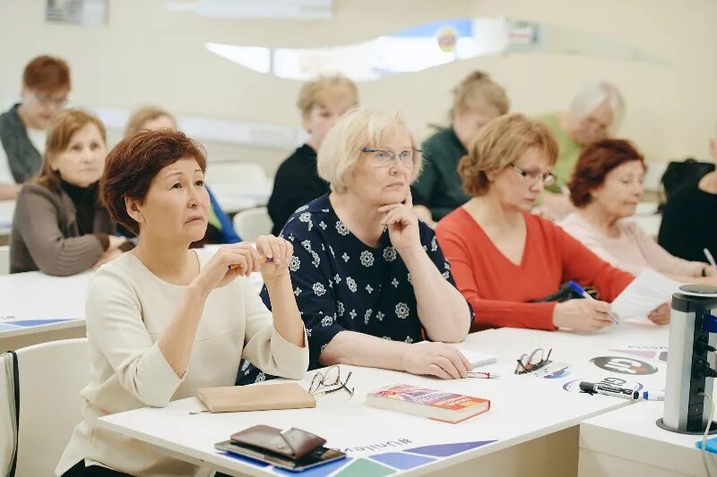 Московская школа долголетия. Аудитория старшего возраста. Иностранные языки Московское долголетие. Занятия на курсах. Работники Московского долголетия.