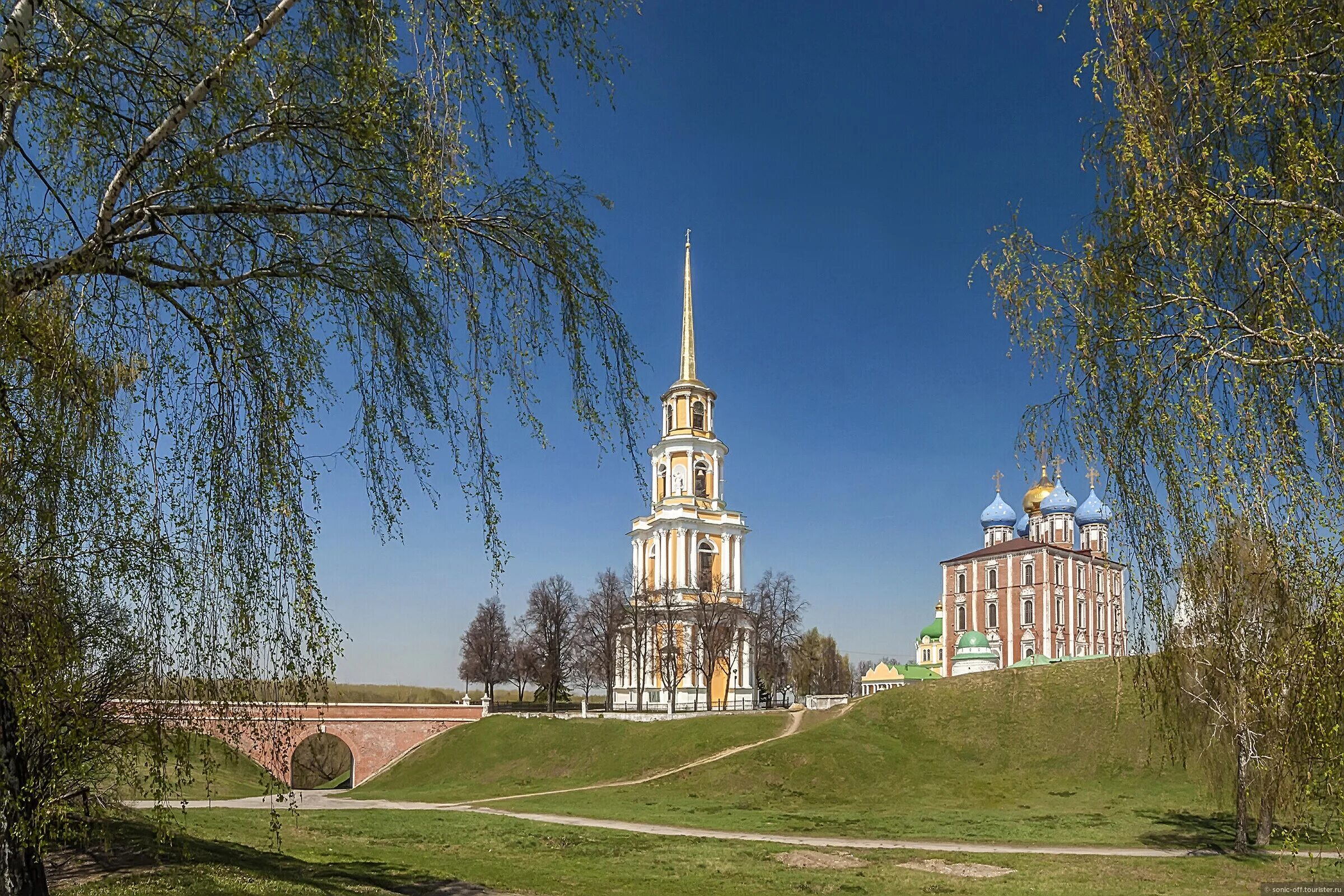 Рязанский Кремль Рязань. Музей заповедник Кремль Рязань. Река в Рязани у Кремля. Рязань Кремль мост. Рязанский кремль сайт