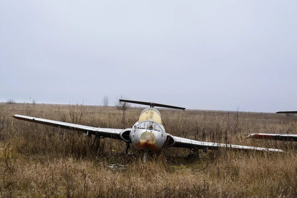 Заброшенный аэродром Волчанск. Аэродром Волчанск Харьковская область. Заброшенный аэродром Завитинск. Заброшенные самолеты. Самолет кидать