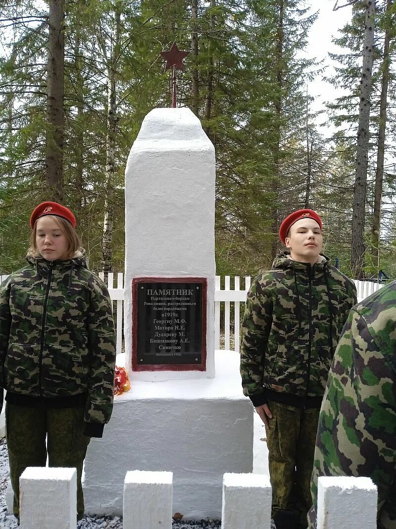 Погода в красноярском крае козульский район. Жуковка Козульский район. Братская могила борцов за власть советов Нефтекамск. Жуковка Козульский район Красноярского края. Мемориал в с.Глушково Козульского района Красноярского края.