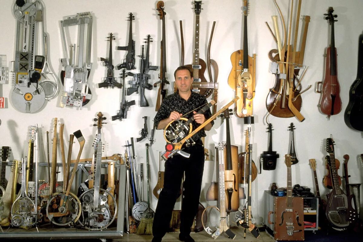 Современные музыкальные инструменты. Современные музыкальные инструменты. Много музыкальных. Современные музыкальные инструменты. Магазин гитар.