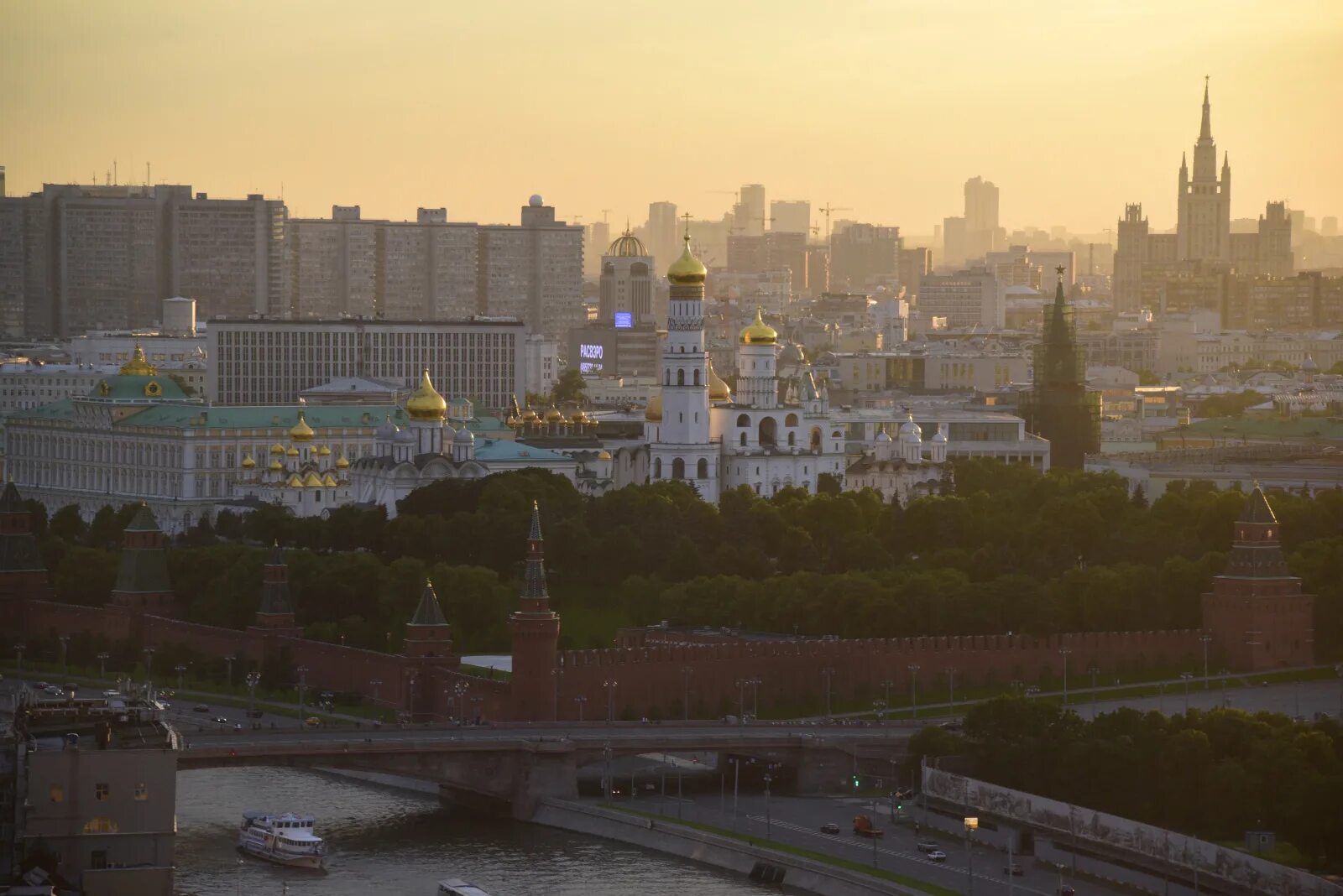 Москва окружена. Хамовники город. Москва утро Хамовники вид на храм. Вид из окна Москва Хамовники. Хамовники дождь.