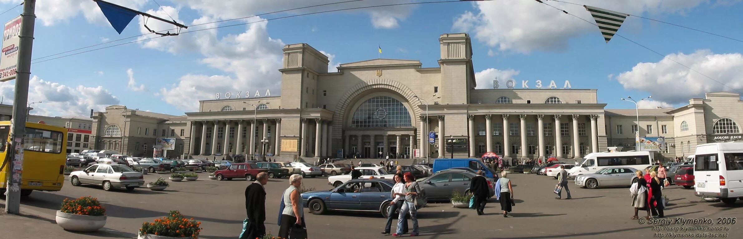 Вокзал днепропетровск. Ж Д вокзал Днепропетровск. Железнодорожный вокзал и Привокзальная площадь г Днепра. ЖД вокзал Бухарест. Днепропетровск Вокзальная площадь.