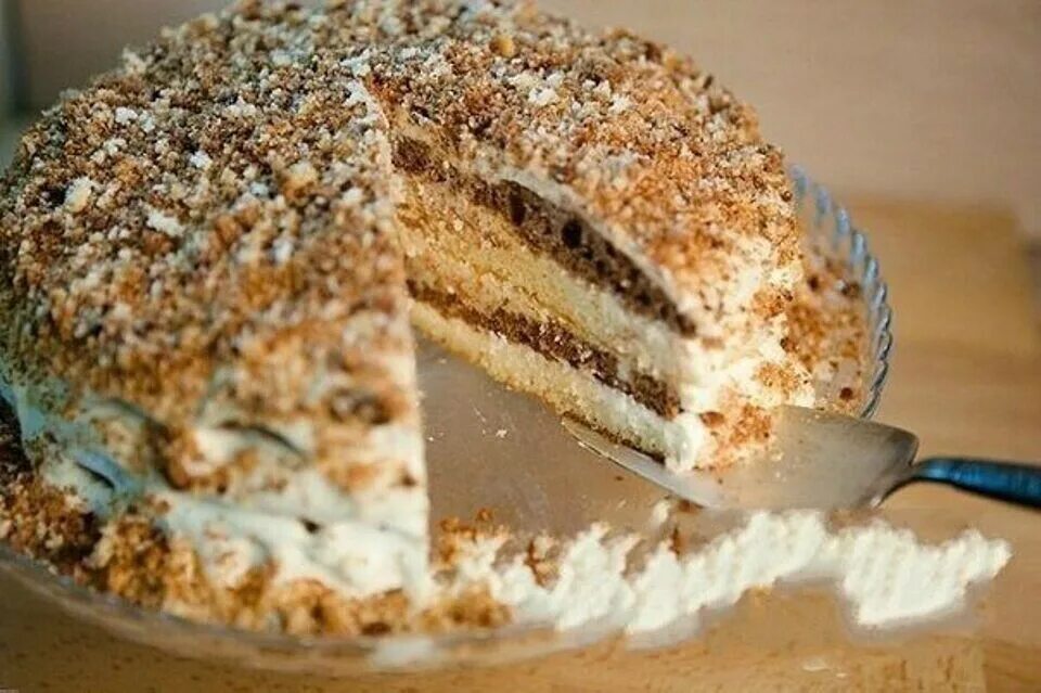 Торт сметанник бисквитный. Быстрый торт со сметанным. Бабушкин сметанник. Торт на сковороде. Медовый торт со сметанным кремом.