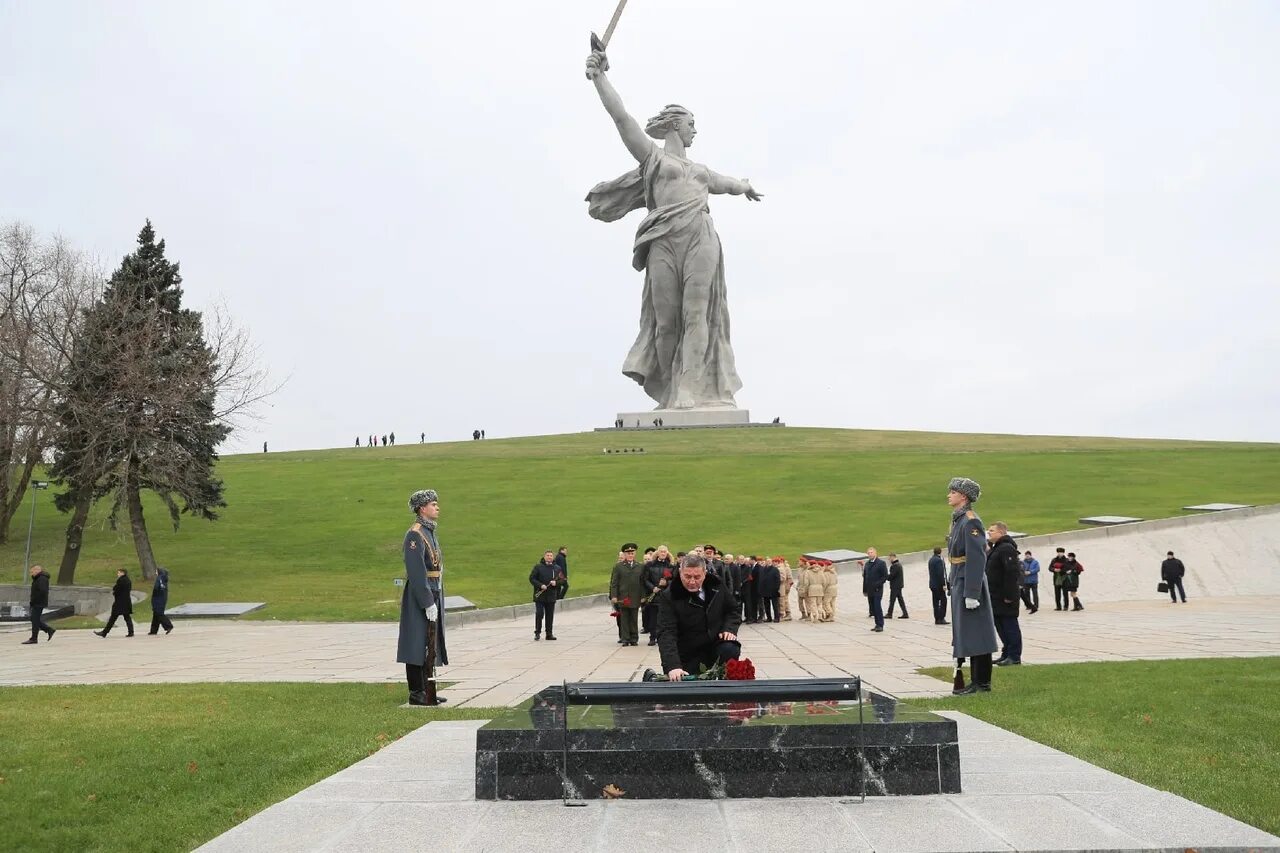 Волгоград ньюс. Волгоград мемориальный комплекс на Мамаевом Кургане. Мамаев Курган Сталинград Волгоград. Героям Сталинградской битвы на Мамаевом Кургане. Мемориал советским воинам Мамаев Курган Волгоград.