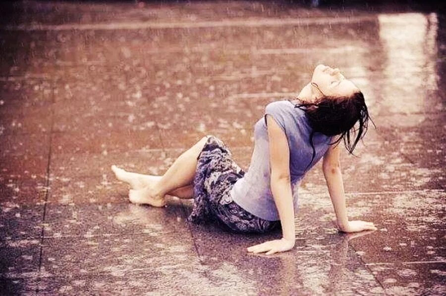 Девушка босиком под дождем. Девушка под дождем. Девушка сидит на асфальте. Девушка лежит под дождем.