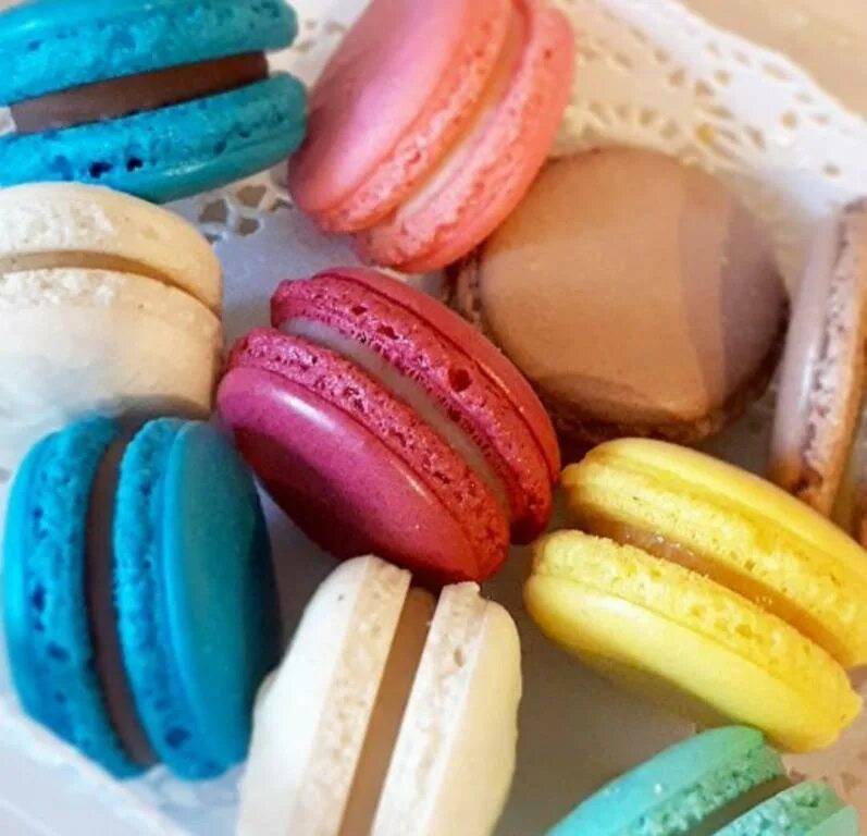 Миндальная мука для макаронс. Рецепт печенья макарон. Макаронс и макаруны. Знаменитое французское печенье. Печенье макаронс.