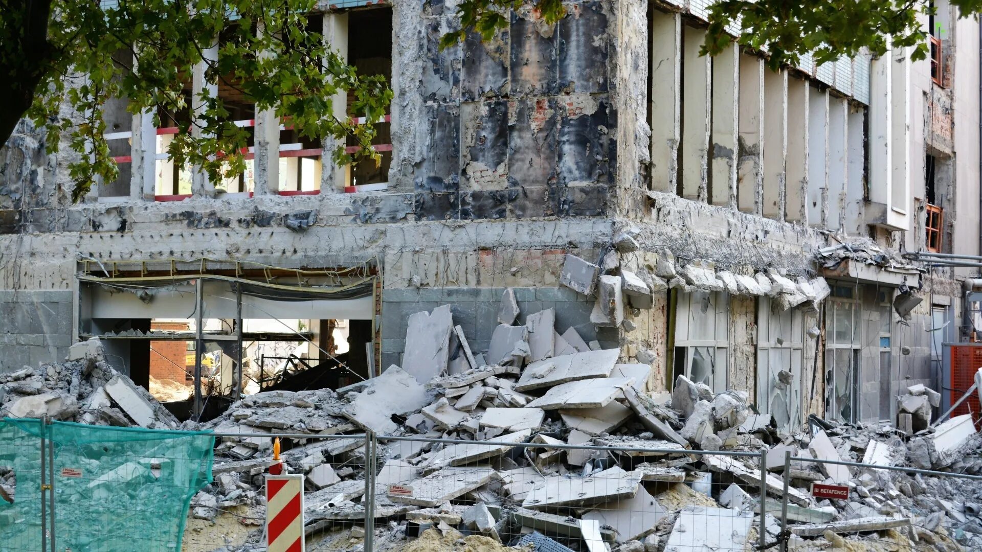 Попала в землетрясение. Землетрясение на Гаити 2010 президентский дворец. Нефтегорск землетрясение 1995. Землетрясение в Турции 2023. Турция землетрясение сейчас 2023.