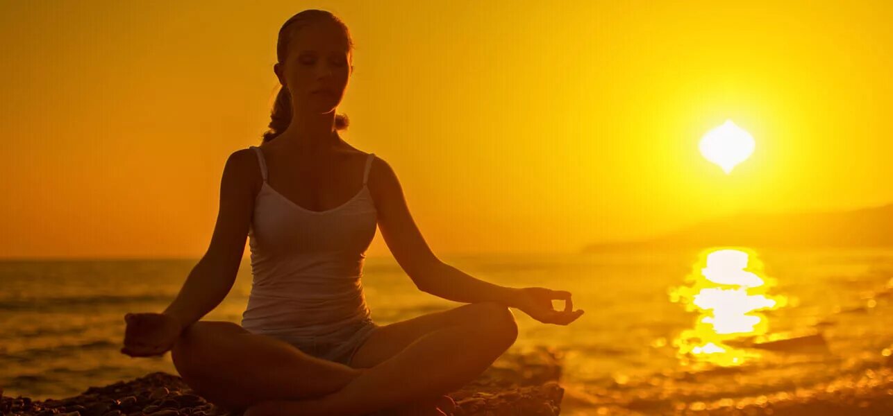 Meditation ru. Йога на Восходе солнца. Медитация на закате. Девушка в позе лотоса на закате. Поза лотоса на закате.