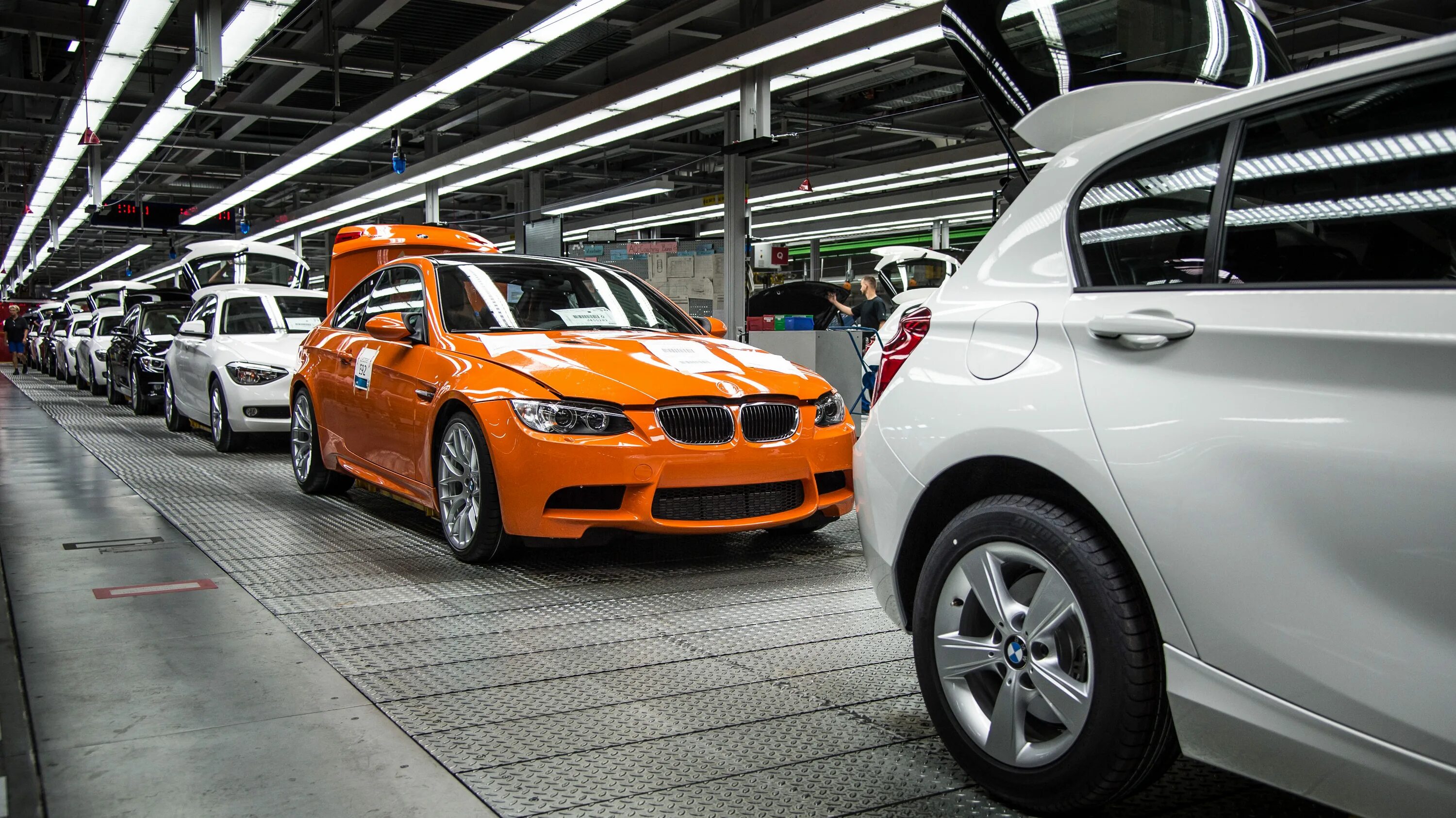 Компании по производству автомобилей. BMW m3. Конвейер БМВ. Производство машин. Завод автомобилей.