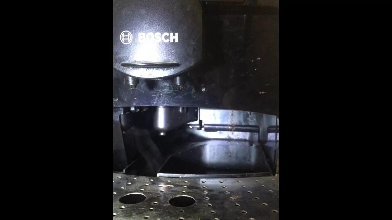 В кофемашине вода идет в поддон. Кофемашина saeco minuto hd8763/01. Кофемашина delonghi жмых. Кофемашина saeco philips лоток для воды. Кофемашина нивона кофе в поддон.