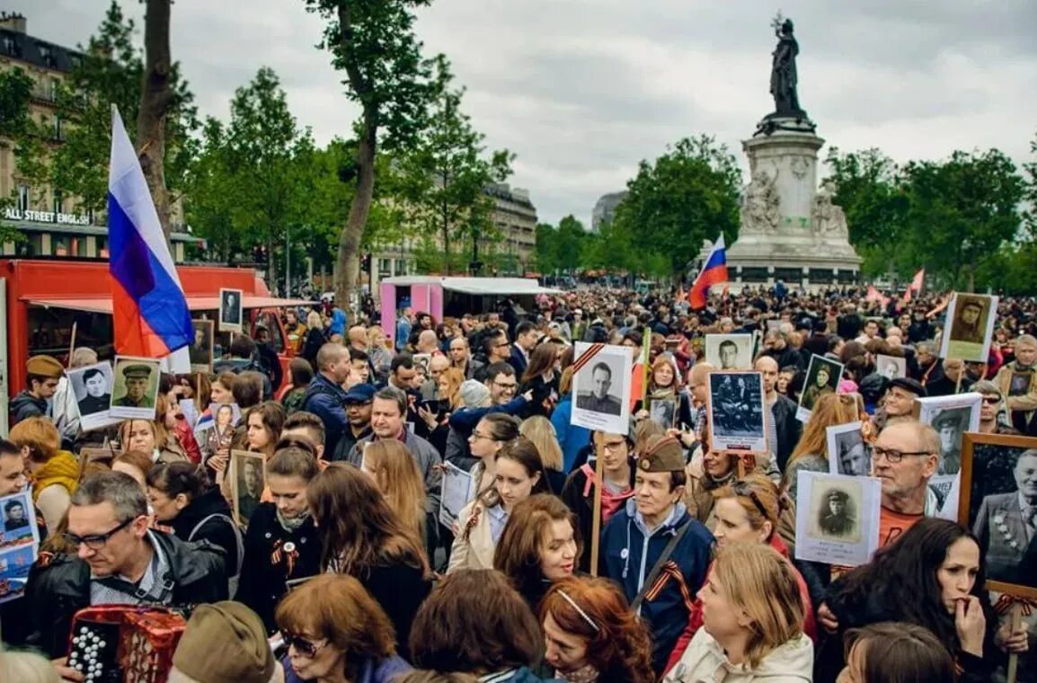 Бессмертный полк во Франции. Бессмертный полк в Париже. 1 Мая во Франции. Парад в Париже 8 мая.