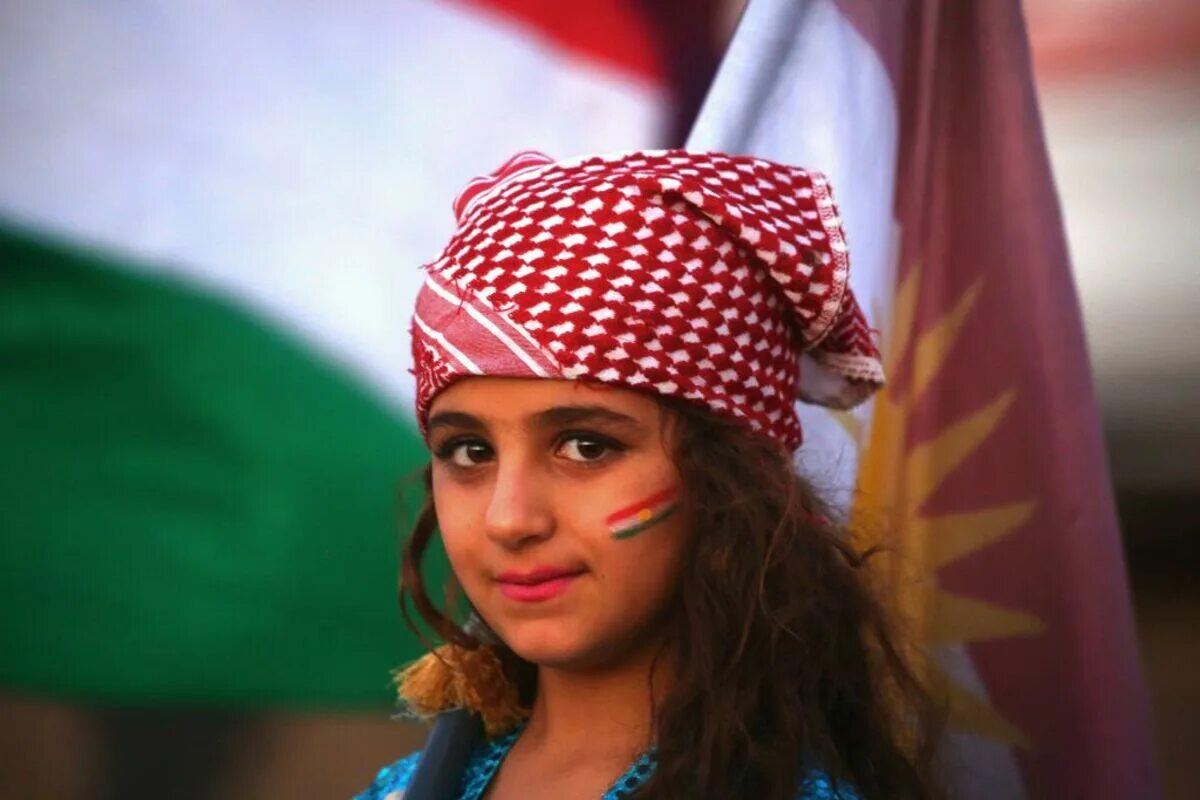 Нация курдянка. Курдский платок. Национальный костюм Сирии. Курды внешность.
