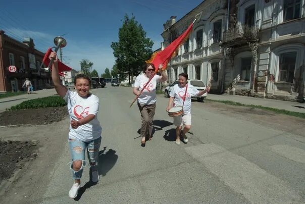 Пионеры дружно в ряд. Шагает в ряд Пионерский наш отряд. Марширует дружно в ряд Пионерский наш отряд. Весело шагает в ряд Пионерский.