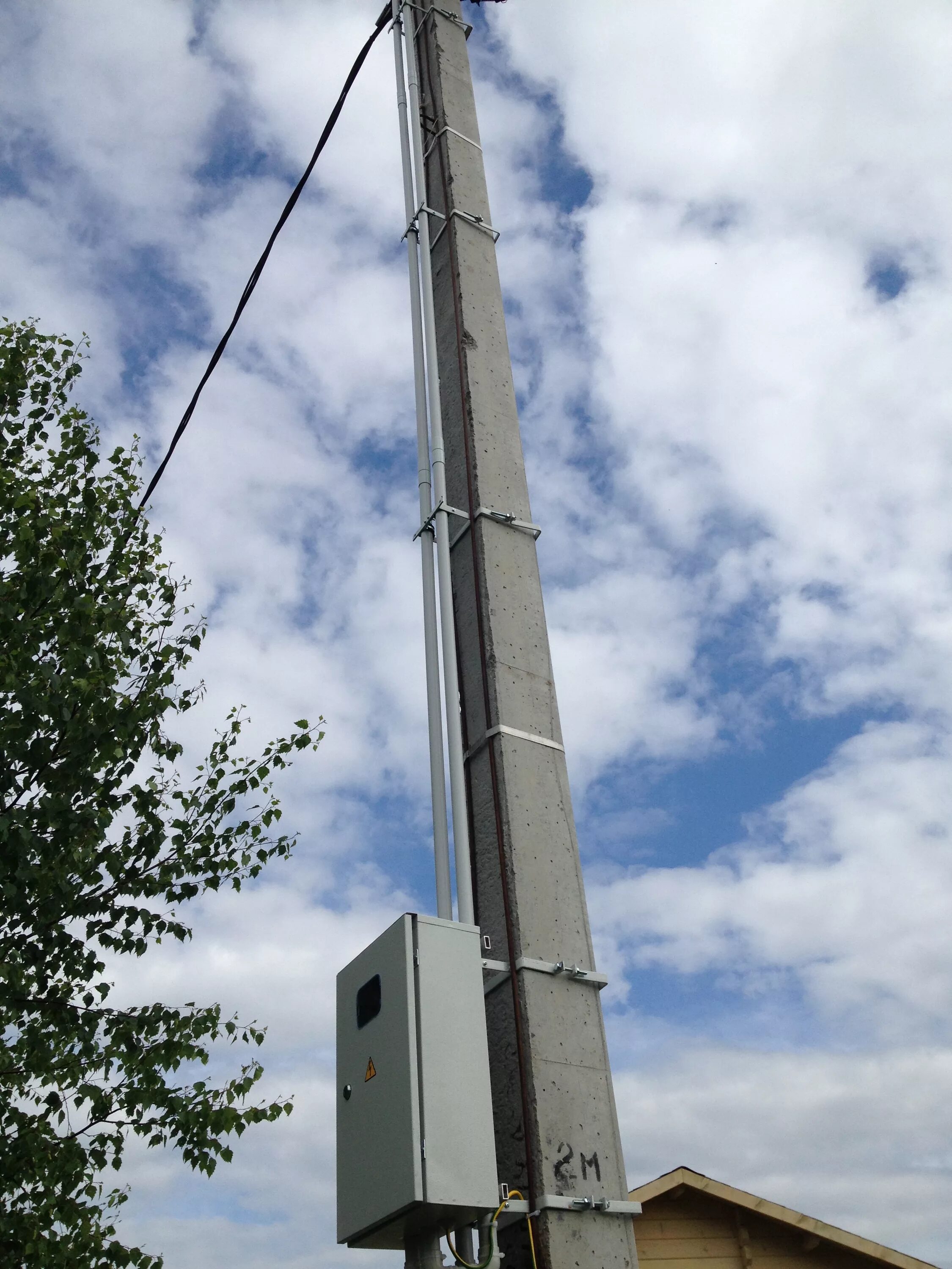 Трубостойка тр-1. Столб для электричества. Столб под электричество на участке. Трубостойка вкп-у 1700 парапетная. Ввод электричества в частный дом под землей.