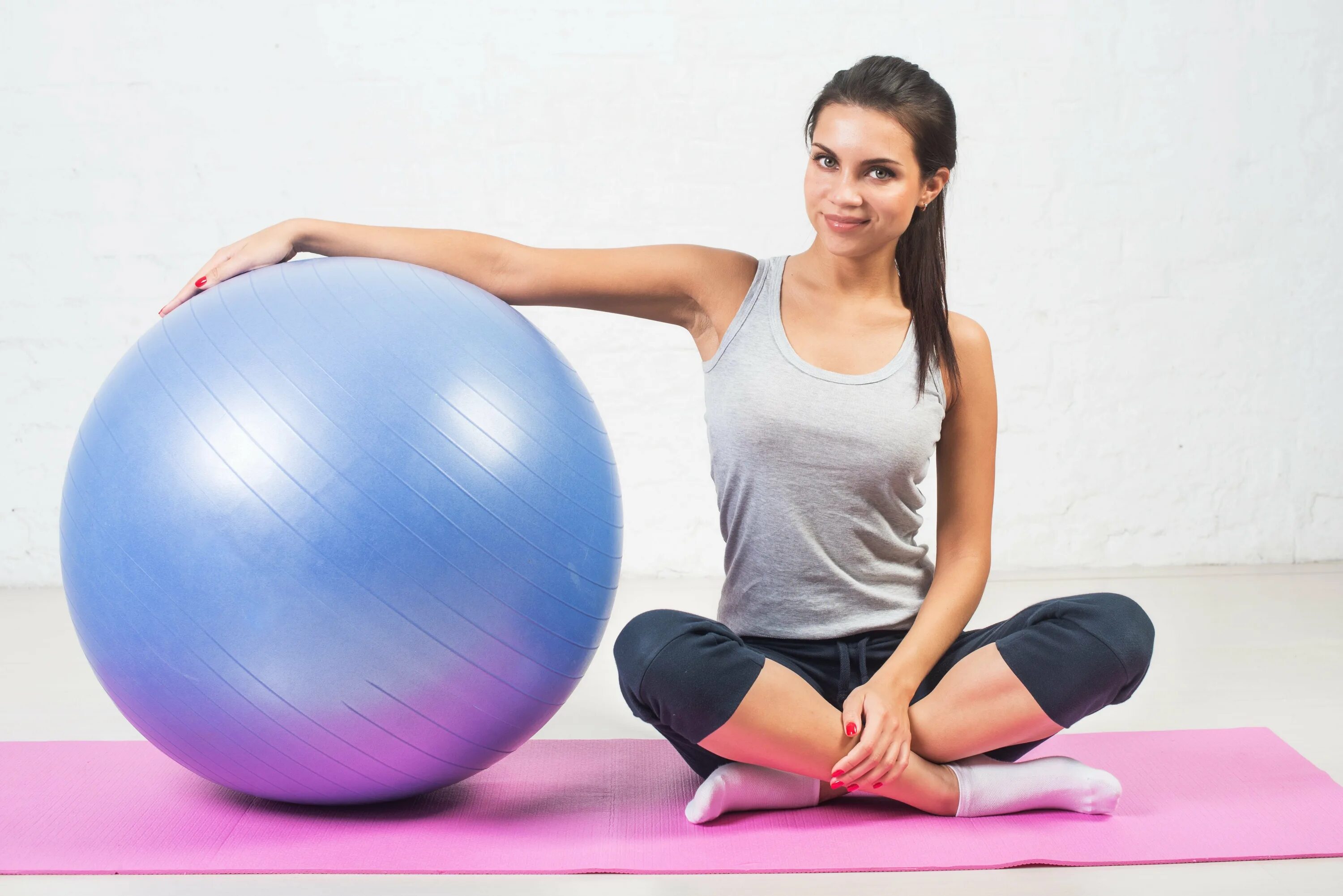 Exercize ball. Мяч для фитнеса. Мяч для йоги. Тяжелый мяч для пилатеса. Йога на фитболе для беременных.