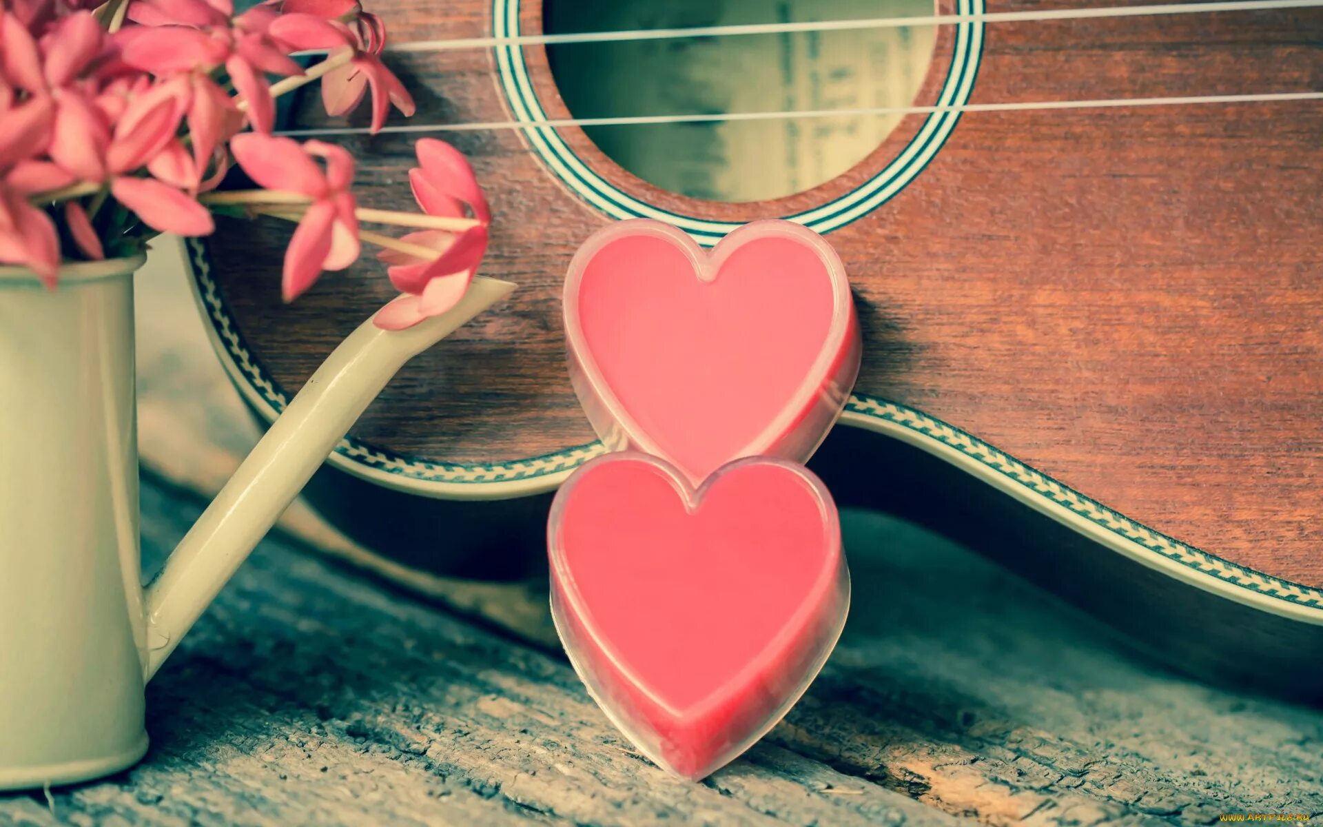 Любимая мелодия на телефон. Гитара сердце. Романтическая гитара. Музыкальное сердечко. Сердце романтика.