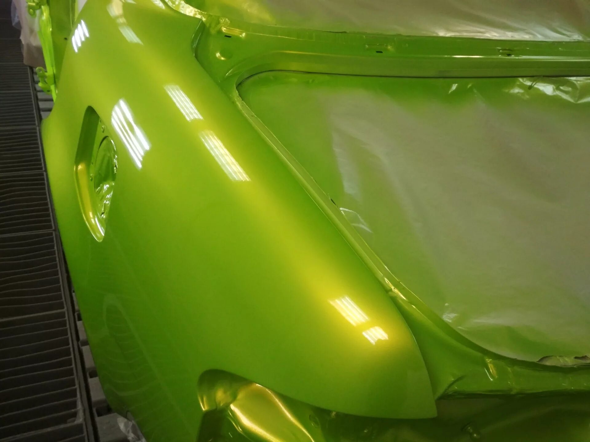 Предмет покрашен краской зеленого цвета. Ксералик Кэнди. Краска Вика 366 лайм. 366 Лайм автоэмаль.