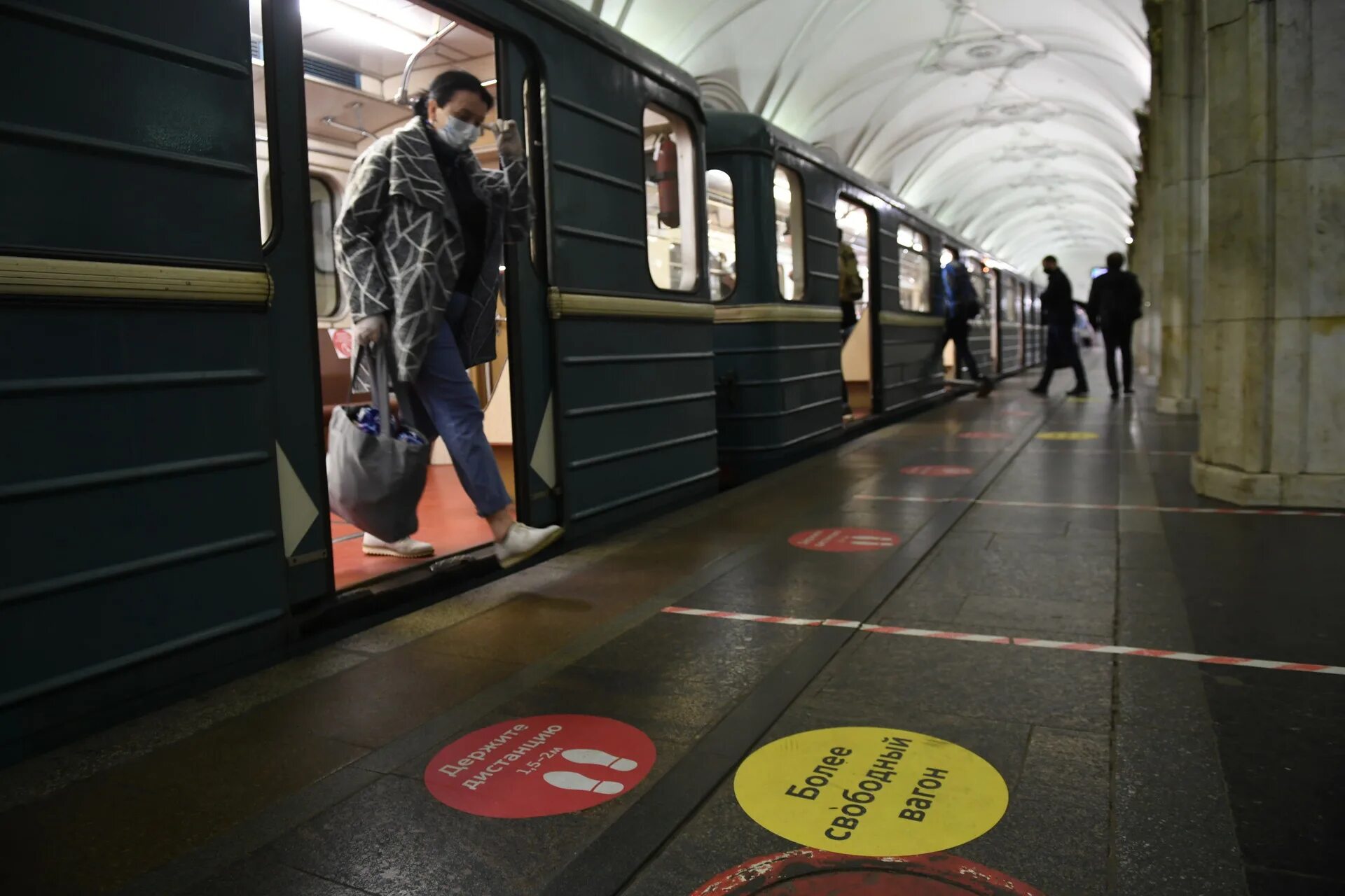 Пассажирам московского метрополитена. Люди в метро. Вагон метро. Люди в Московском метро. Сотрудники метро.