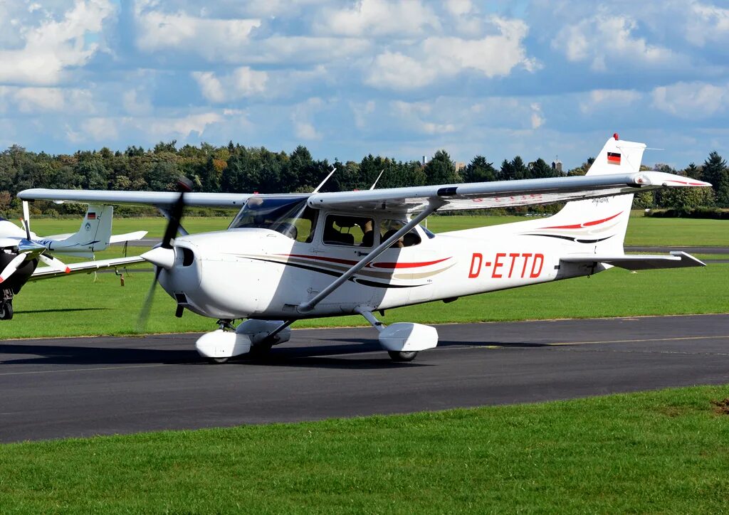 Сесна 172. Сессна 172r. Cessna 172r. Cessna 172r Skyhawk. Цессна-172 Скайхок.