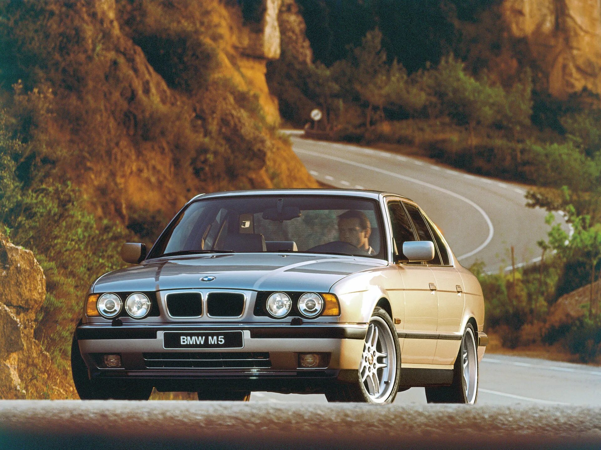 Включи 5 34. Бмв м5 е34. Знак 5. Bmw e34 м5. Bmw 5 e34 520i.