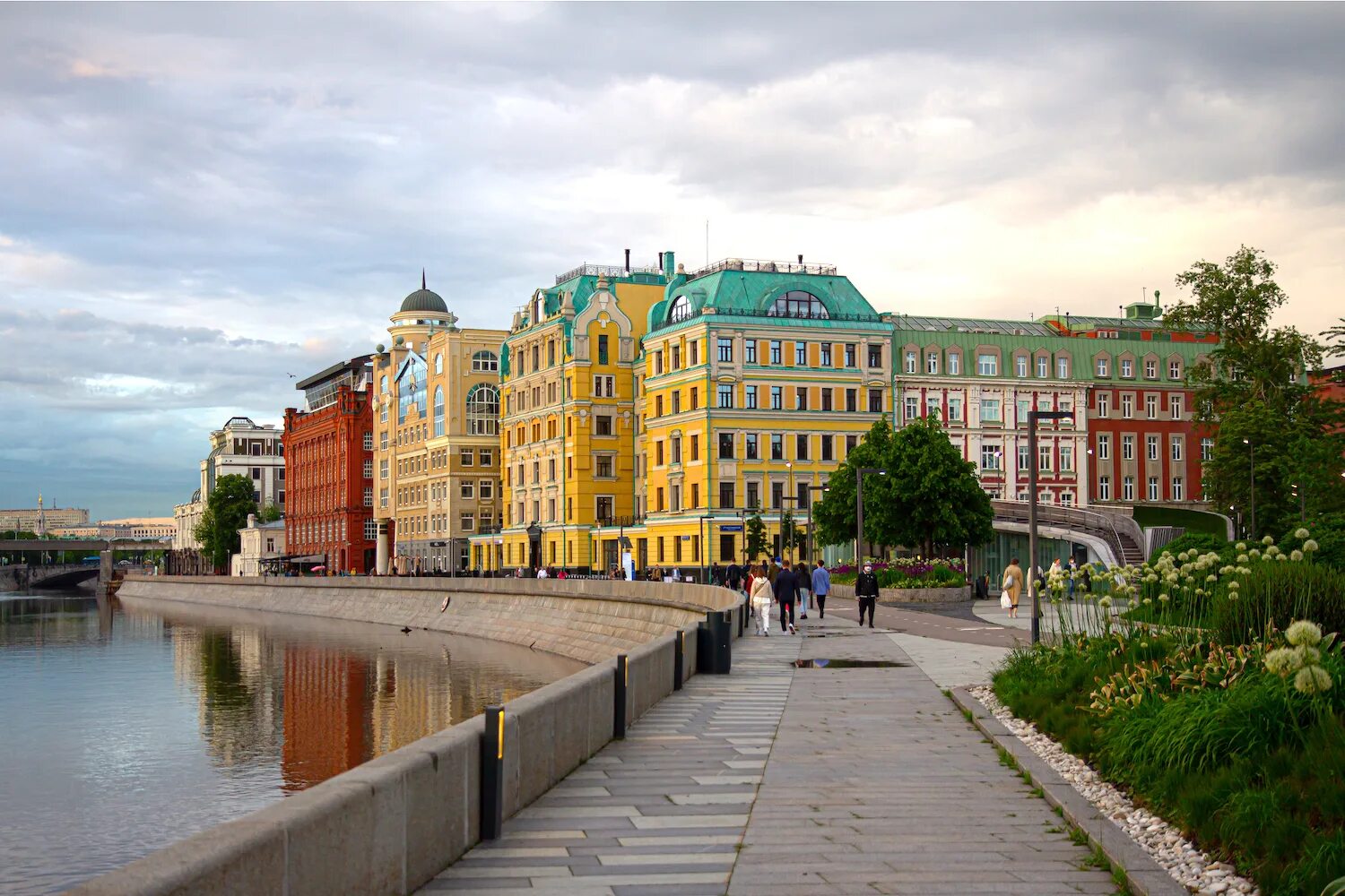 Набережная в москве где. Кремлевская набережная с моста зима.