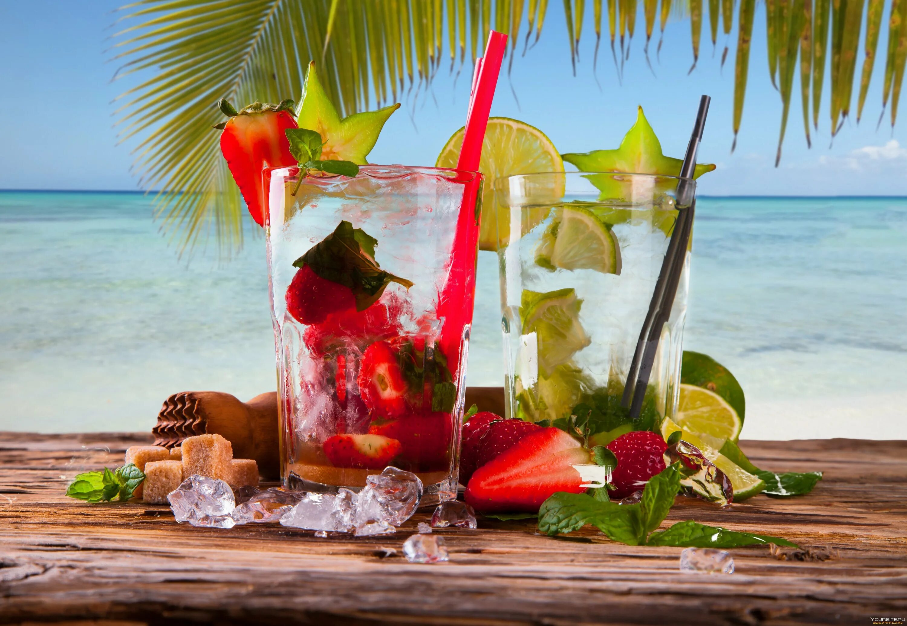 Мохито солнце. Коктейль на пляже. Море фрукты. Летние коктейли. Лето пляж.