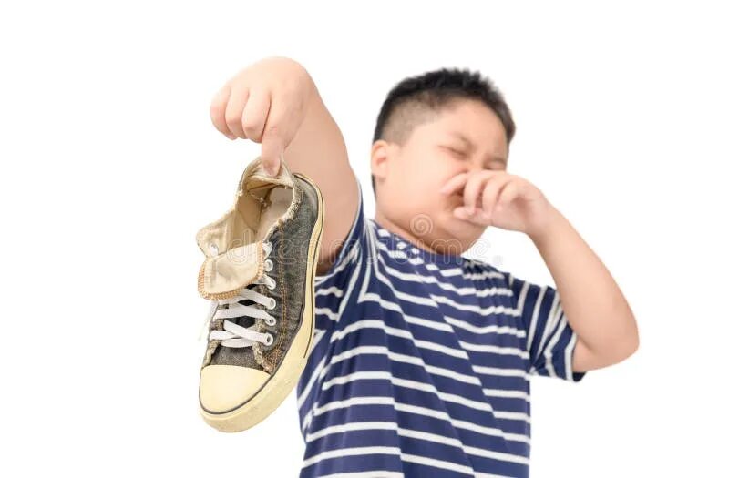 Вонючие ботинки. Мальчик держит ботинки. Вонючий ботинок на белом фоне. Мальчиков вонючих мальчиков.