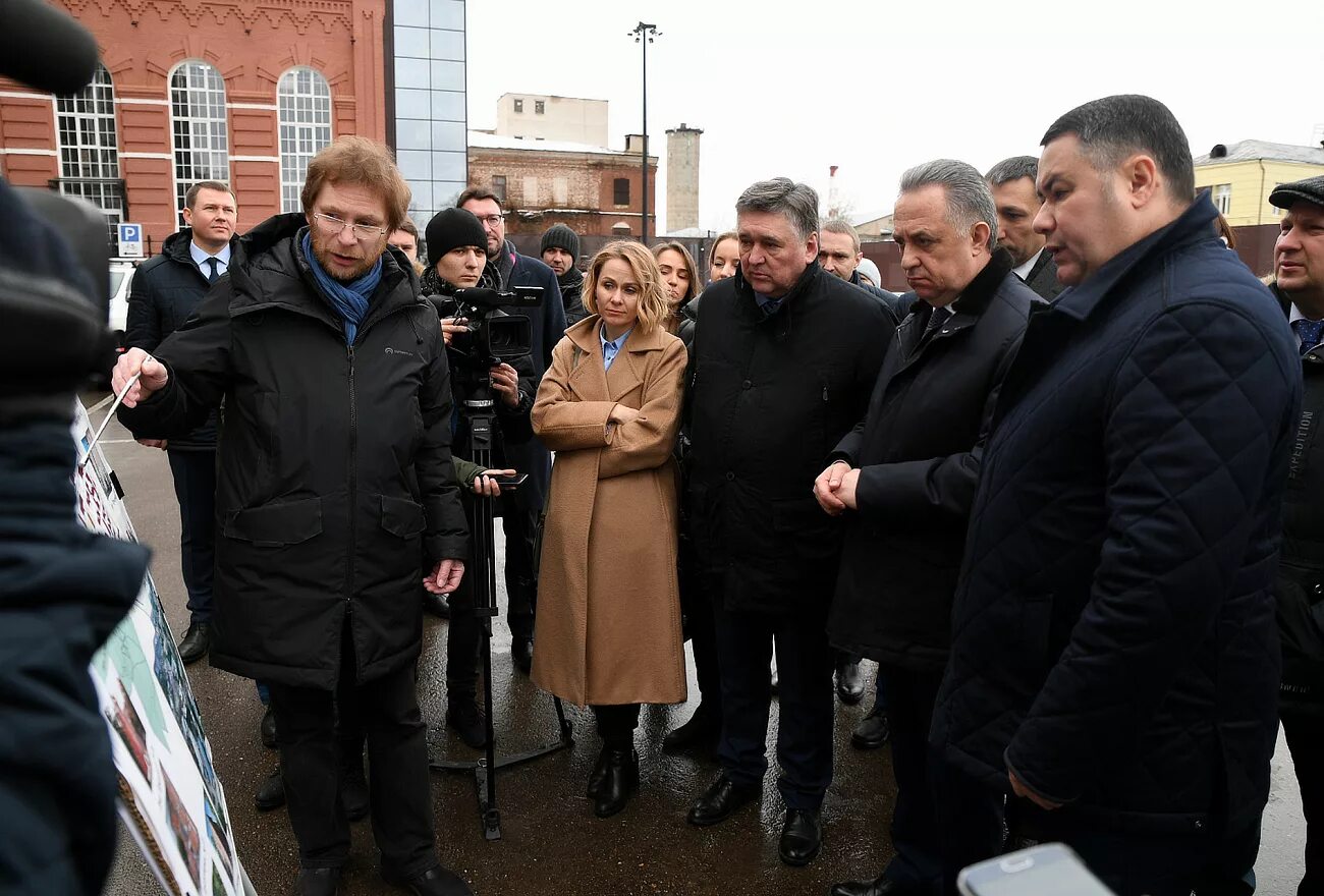 Твери ньюс. Реновация Морозовского городка Тверь. Руденя и Мутко Морозовские казармы. Руденя посетил Тверь.