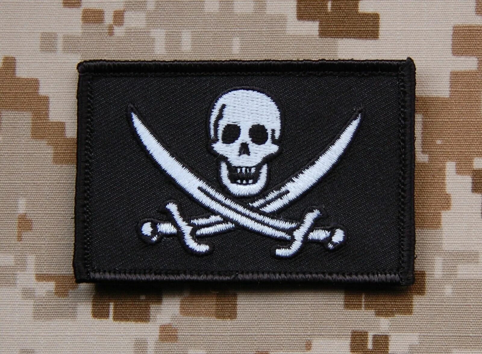 Патч на пиратку. Нашивка веселый роджер. патч jolly roger. флаг весёлый роджер тактический патч. чвк пират патч.