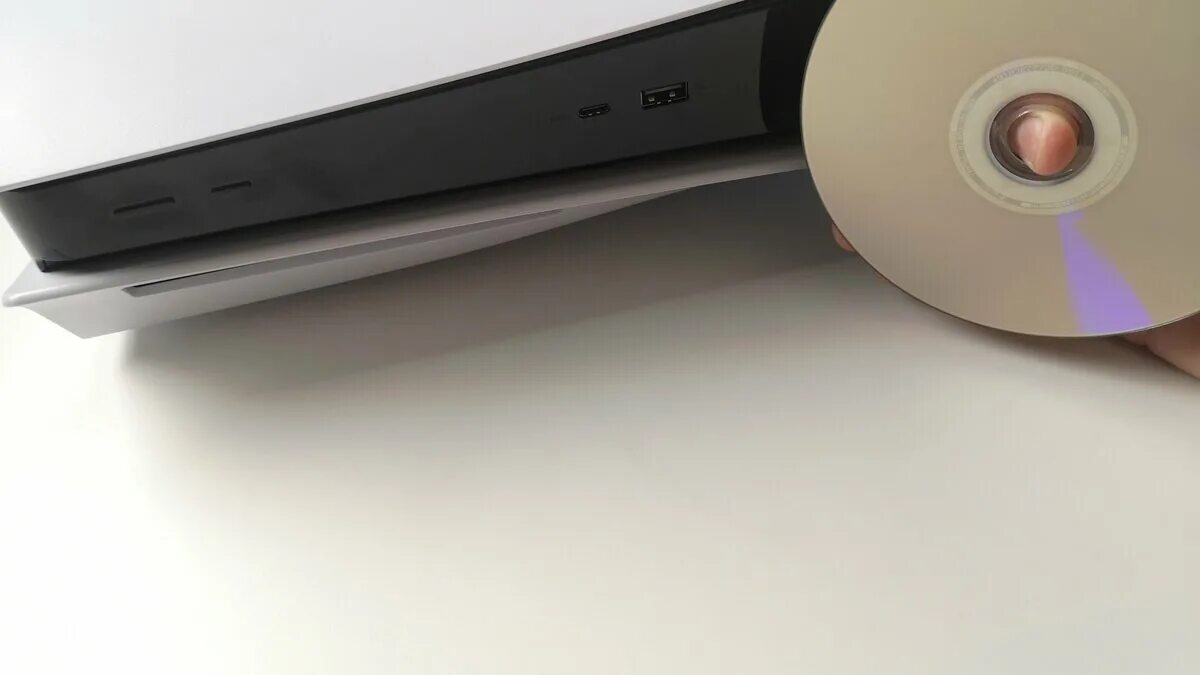 Какой стороной вставлять диск в ps5. Sony playstation 5. диск в дисковод ps5. вставка диска пс 5. как вставлять диск в ps5.