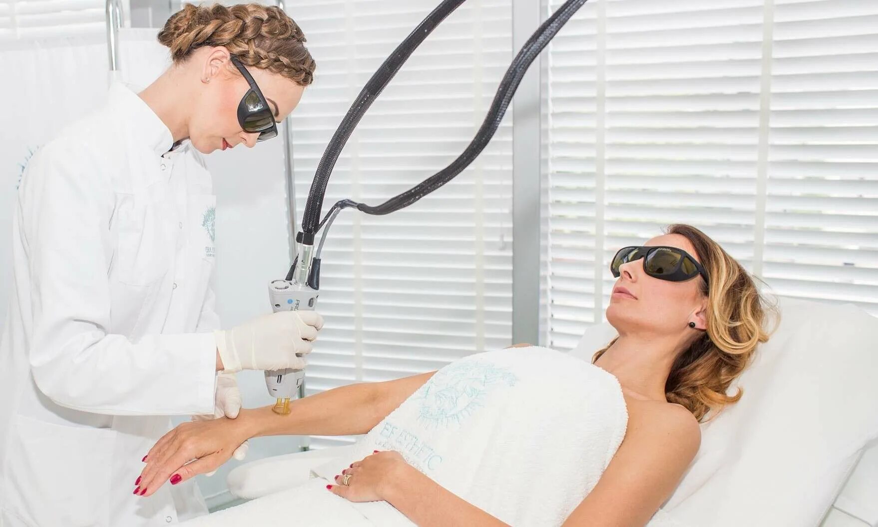 Электрокоагуляция век. Удаление лазером опасно. Candela лазер. Александрит лазерная эпиляция. Меланома дерматоскопия.