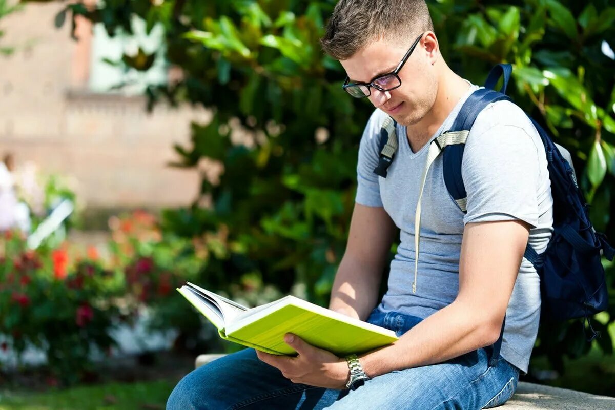 Tom is student. Книга человек. Парень с книгой. Человек читает. Человек с книжкой.