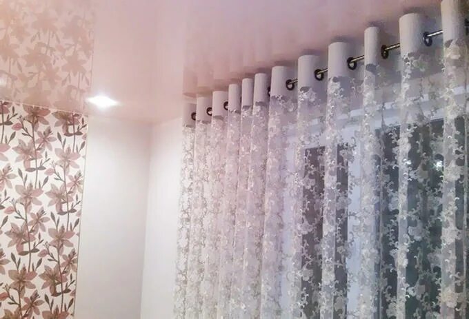 Белая тюль в интерьере. Тюль дождик в интерьере. Мокрый тюль. Вуаль белая для штор. Розовый шелк шторы.